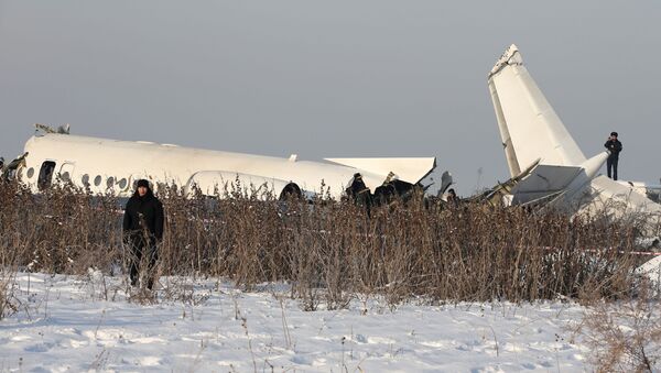 Restos del avión Fokker-100 en Kazajistán - Sputnik Mundo