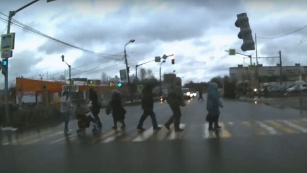 Un semáforo se cae en Rusia - Sputnik Mundo