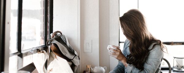 Una mujer en la oficína - Sputnik Mundo