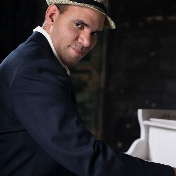 Un músico habanero trae la calma a una Moscú estresada - Sputnik Mundo