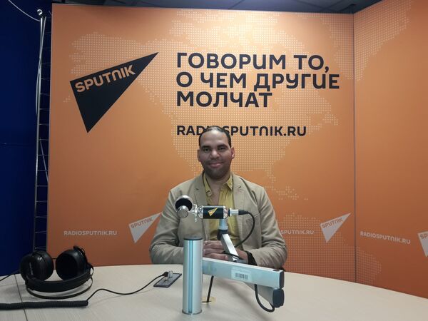 Un músico habanero trae la calma a una Moscú estresada - Sputnik Mundo