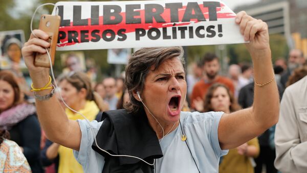 Una mujer con la pancarta a favor de libertad de presos independentistas catalanes - Sputnik Mundo