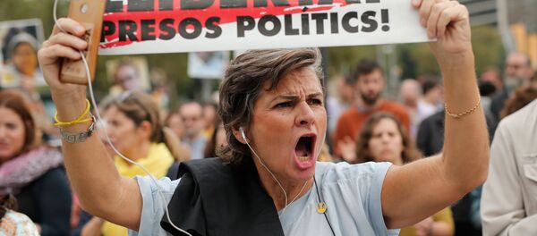 Una mujer con la pancarta a favor de libertad de presos independentistas catalanes - Sputnik Mundo