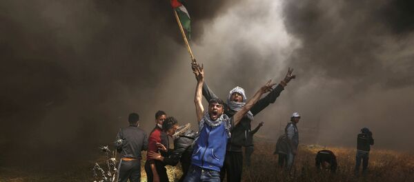 Manifestantes en la Franja de Gaza con la bandera de Palestina - Sputnik Mundo