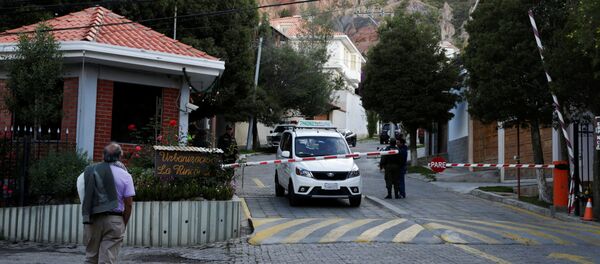 La entrada de la Urbanización La Rinconada, donde se encuentra la residencia de la embajadora de México, en La Paz, Bolivia - Sputnik Mundo