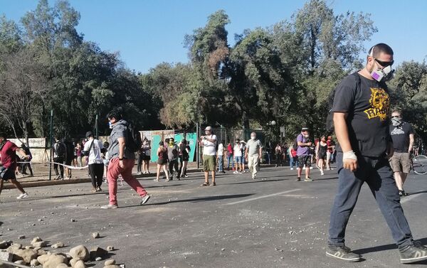 La oleada de violentas protestas comenzó el 14 de octubre en la capital de Chile, Santiago, por el incremento del pasaje del metro. Días más tarde Piñera anuló este incremento, pero surgieron otros reclamos que dieron vida a una nueva oleada de protestas.  - Sputnik Mundo