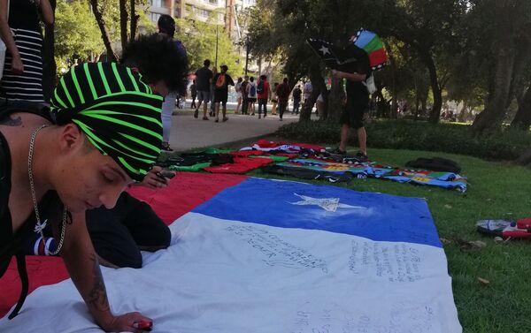 Destacaron las banderas negras y con agujeros en conmemoración por los muertos durante la crisis social.  - Sputnik Mundo
