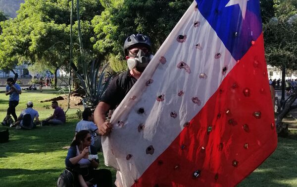 Los agujeros en las banderas simbolizan a los caídos durante la crisis social.  - Sputnik Mundo