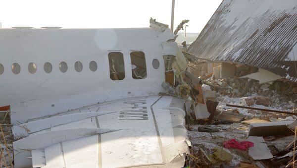 Restos del avión Fokker-100 en Kazajistán - Sputnik Mundo