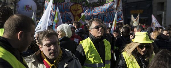 Una protesta de 'chalecos amarillos' en París - Sputnik Mundo