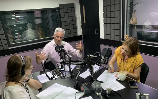 Álvaro García Linera, Telma Luzzani y Mercedes López San Miguel Álvaro García Linera, Telma Luzzani y Mercedes López San Miguel - Sputnik Mundo
