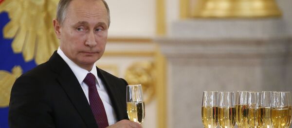 El presidente Vladímir Putin celebra con una copa de champán - Sputnik Mundo