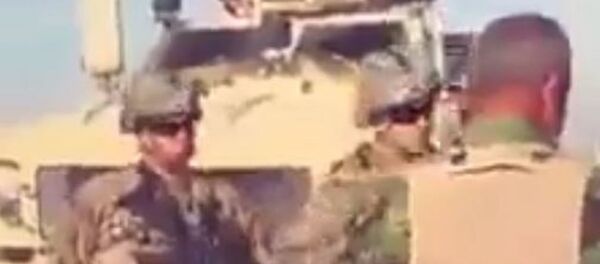 Soldado sirio se enfrenta a los soldados estadounidenses - Sputnik Mundo