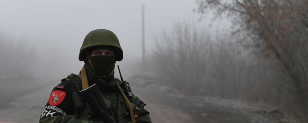 Un soldado de la República Autoproclamada de Donetsk en espera del canje - Sputnik Mundo