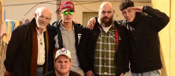 3 de los 5 jóvenes inmigrantes ex tutelados con Francisco Salcedo, uno de los hermanos donantes de la casa, y Pedro García, monitor de Málaga Acoge 3 de los 5 jóvenes inmigrantes ex tutelados con Francisco Salcedo, uno de los hermanos donantes de la casa, y Pedro García, monitor de Málaga Acoge - Sputnik Mundo