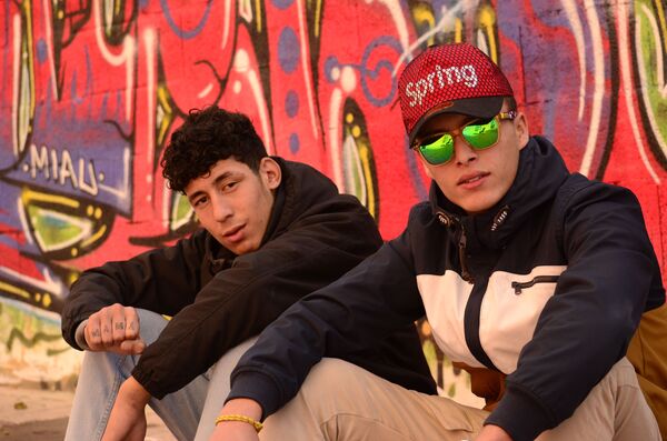 El regalo de una familia malagueña salva de la calle a cinco jóvenes inmigrantes - Sputnik Mundo