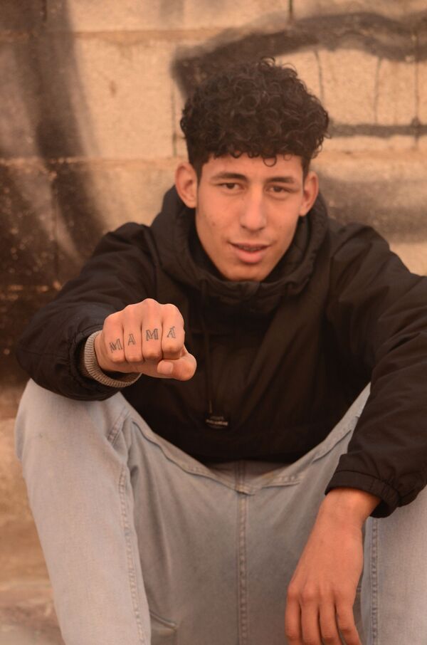 El regalo de una familia malagueña salva de la calle a cinco jóvenes inmigrantes - Sputnik Mundo