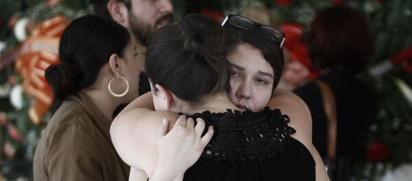 Gente se abraza en el funeral de Elsa Mendoza asesinada en el tiroteo masivo de El Paso. - Sputnik Mundo