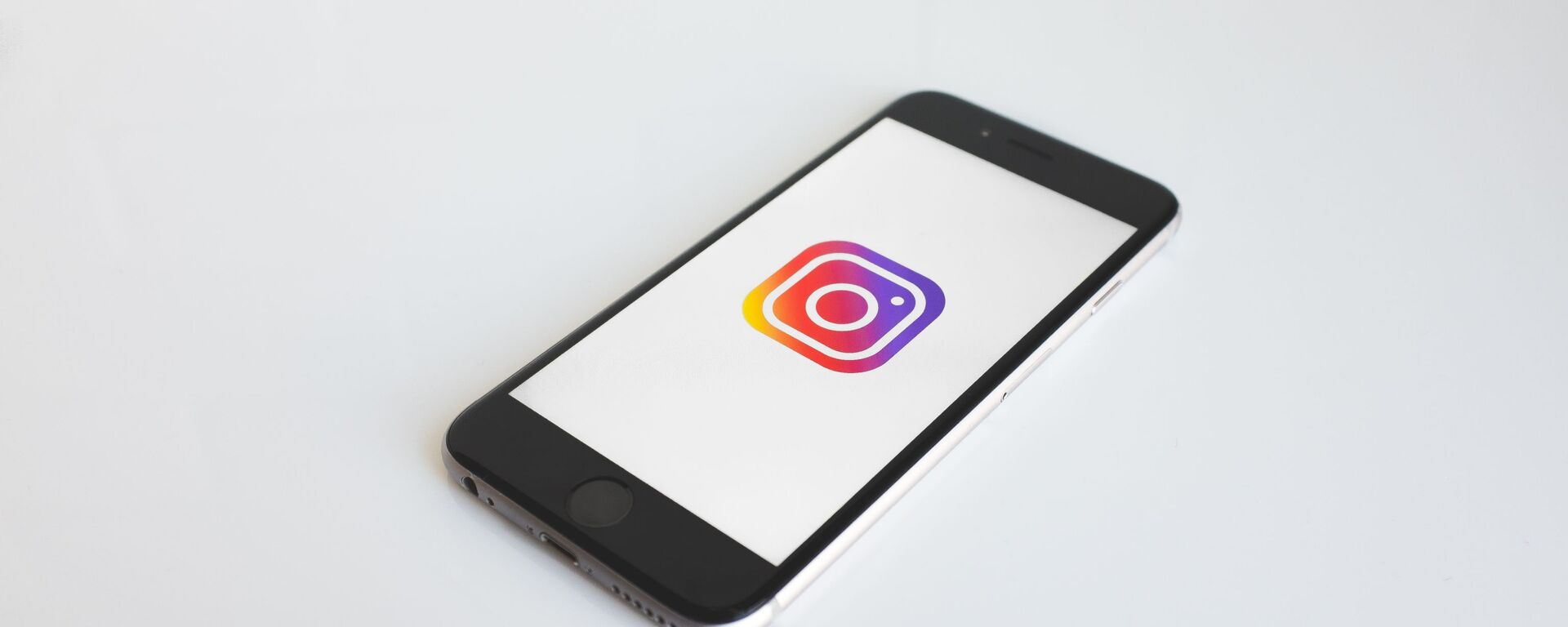 Smartphone con el logo de Instagram - Sputnik Mundo, 1920, 11.03.2022