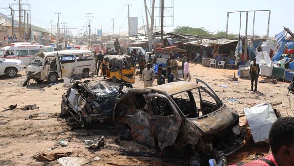 El lugar de la explosión de un coche bomba en Somalía - Sputnik Mundo