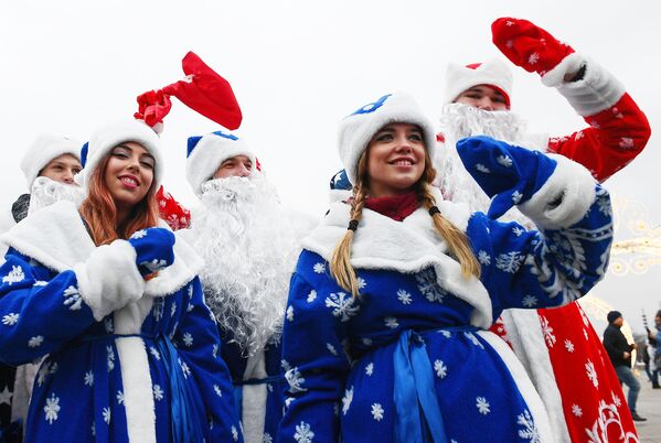 Así son las 'doncellas de la nieve' que ayudan a Papá Noel en Rusia  - Sputnik Mundo