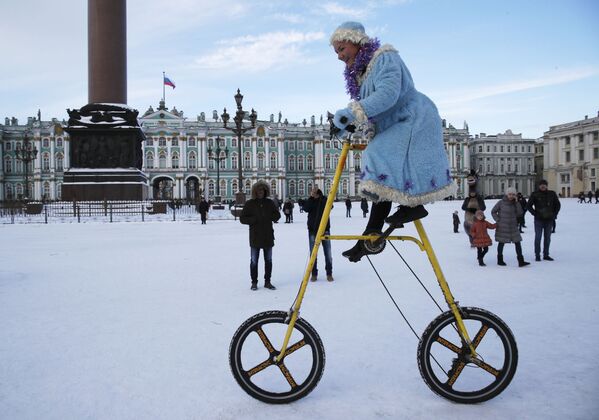 Así son las 'doncellas de la nieve' que ayudan a Papá Noel en Rusia  - Sputnik Mundo