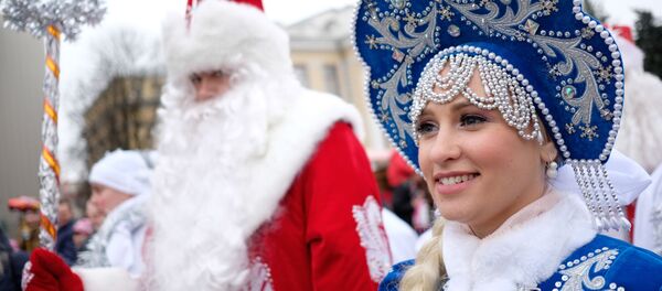 Así son las 'doncellas de la nieve' que ayudan a Papá Noel en Rusia  - Sputnik Mundo