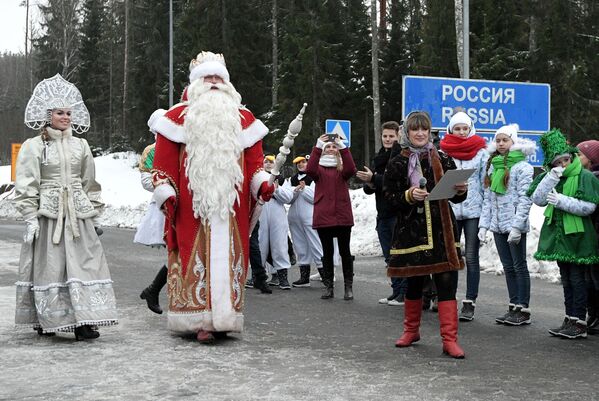 Así son las 'doncellas de la nieve' que ayudan a Papá Noel en Rusia  - Sputnik Mundo