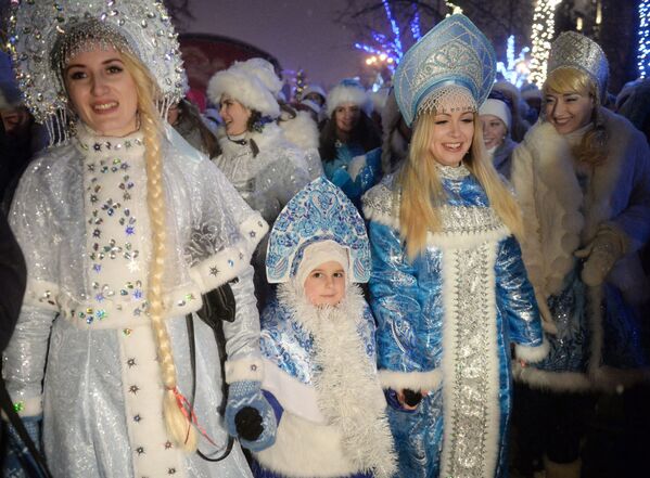 Así son las 'doncellas de la nieve' que ayudan a Papá Noel en Rusia  - Sputnik Mundo