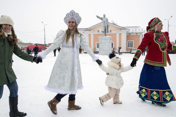 Así son las 'doncellas de la nieve' que ayudan a Papá Noel en Rusia  - Sputnik Mundo