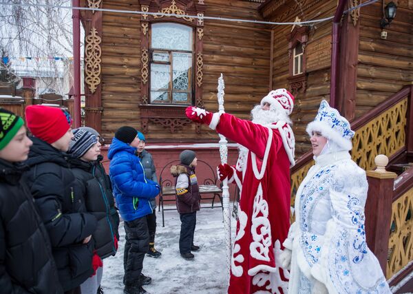 Así son las 'doncellas de la nieve' que ayudan a Papá Noel en Rusia  - Sputnik Mundo