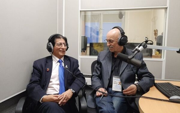 Lorenzo de Chosica (iz) y Víctor Sújov - Sputnik Mundo