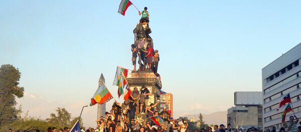 Manifestantes en Plaza de la Dignidad, Santiago de Chile - Sputnik Mundo