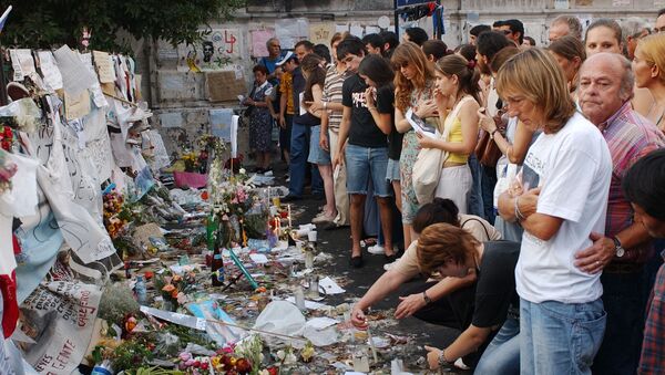 Familiares de las víctimas de la tragedia de Cromañón les rinden tributo un año después del incendio - Sputnik Mundo