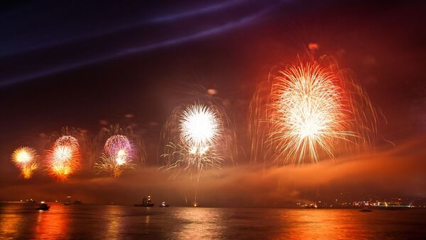 Fuegos artificiales sobre el mar - imagen referencial - Sputnik Mundo