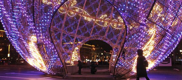 En el parque de la Victoria se instaló la bola de Navidad multimedia musical más grande del mundo. Su altura es de 20 metros. - Sputnik Mundo