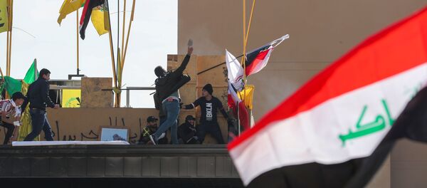 Manifestantes protestan en la Embajada de EEUU en Bagdad - Sputnik Mundo