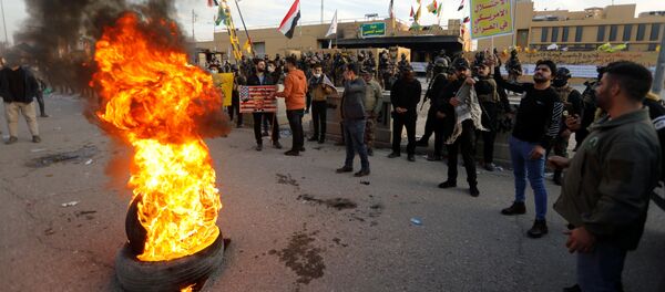 Manifestantes cerca de la Embajada de EEUU en Bagdad - Sputnik Mundo