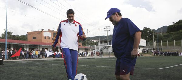El presidente venezolano Nicolás Maduro juega al fútbol junto al argentino Diego Maradona en 2017 - Sputnik Mundo