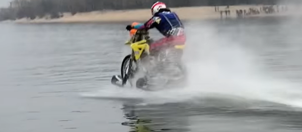Un ucraniano se desplaza sobre el agua en una motocicleta Un ucraniano se desplaza sobre el agua en una motocicleta - Sputnik Mundo