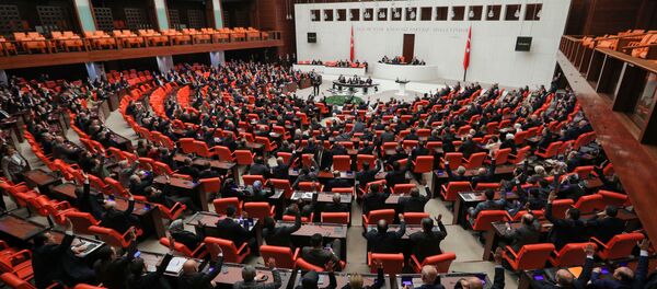 Los legisladores turcos votan el proyecto de ley que permite el despliegue de tropas a Libia - Sputnik Mundo