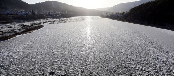 Un río congelado (Archivo) - Sputnik Mundo