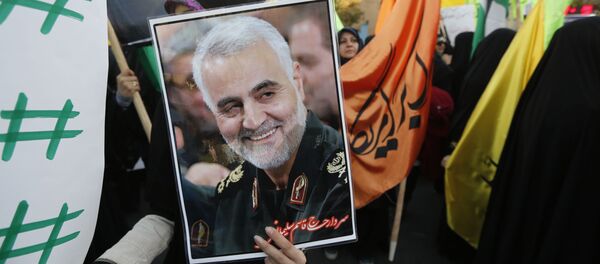 Manifestantes iraníes con la foto del general Qasem Soleimani (archivo) - Sputnik Mundo