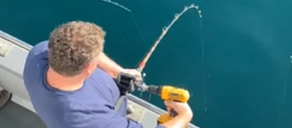 Un insólito truco para atrapar peces grandes - Sputnik Mundo