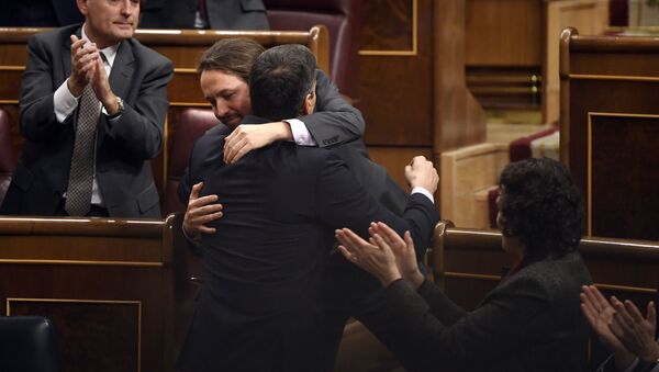 Pablo Iglesias junto a Pedro Sánchez - Sputnik Mundo