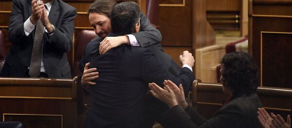 Pablo Iglesias junto a Pedro Sánchez - Sputnik Mundo