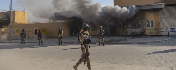 Militares iraquíes frente a la embajada de EEUU en Bagdad - Sputnik Mundo