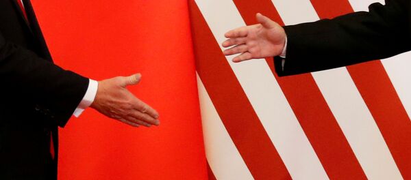 El presidente de Estados Unidos, Donald Trump, y el presidente de China, Xi Jinping, se dan la mano - Sputnik Mundo