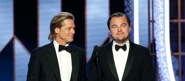 Los actores Brad Pitt y Leonardo DiCaprio en el escenario de los Globos de Oro - Sputnik Mundo