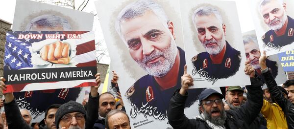 Manifestantes con carteles del general Soleimani - Sputnik Mundo
